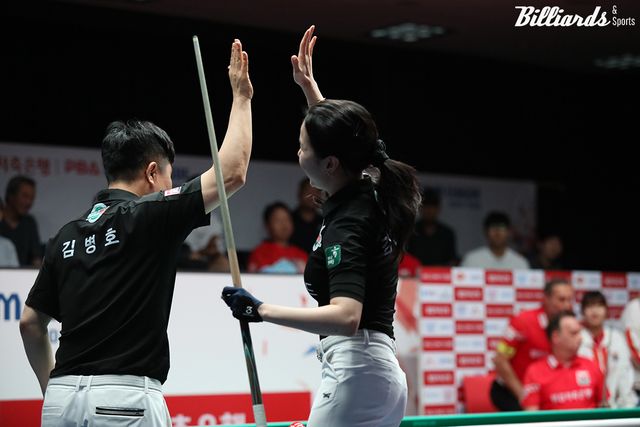 4세트 혼합복식에서 3라운드 세 경기를 모두 승리한 하나카드 김병호-김진아.