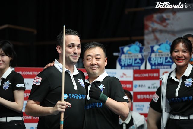 1세트 남자단식에서 승리한 우리금융캐피탈 다비드 사파타(왼쪽)-엄상필.