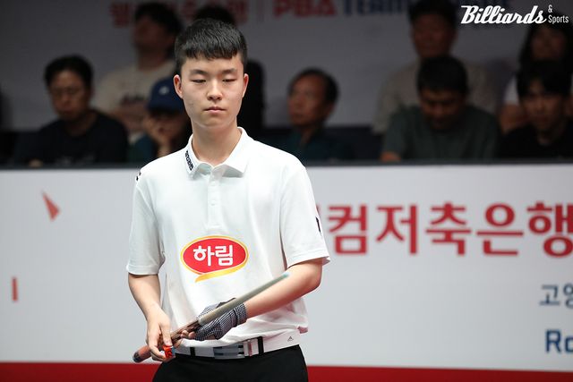 5세트 남자단식에서 NH농협카드 리더 도재호를 꺾고 3-2를 만든 김영원(하림).