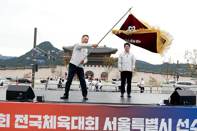 강태선 단장이 서울특별시의 깃발을 힘차게 흔들고 있다.&nbsp;