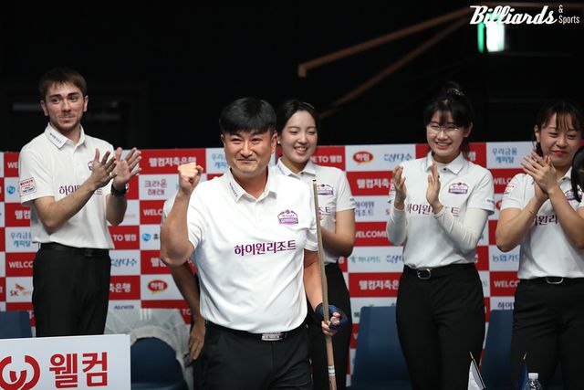 하이원리조트가 3라운드 3일 차 경기에서 크라운해태를 4-3으로 꺾고 첫 승리를 거뒀다. 사진은 7세트를 승리한 이충복(하이원리조트).&nbsp; 사진=고양/이용휘 기자