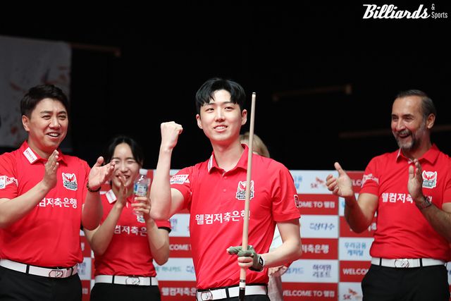 7세트에서 웰컴저축은행의 승리를 확정한 한지승.