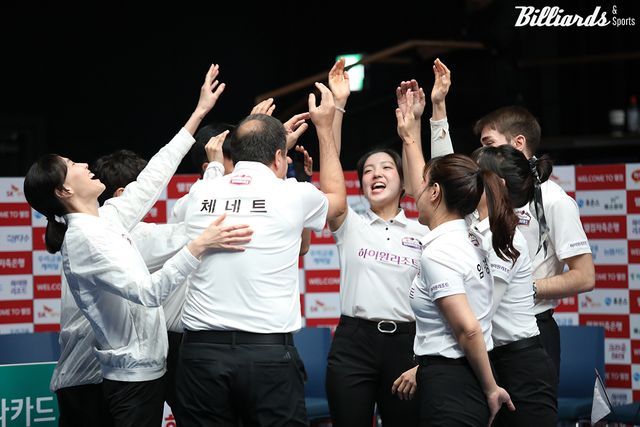 3라운드 첫 승리를 거둔 하이원리조트가 경기 후 화이팅을 외치고 있다.