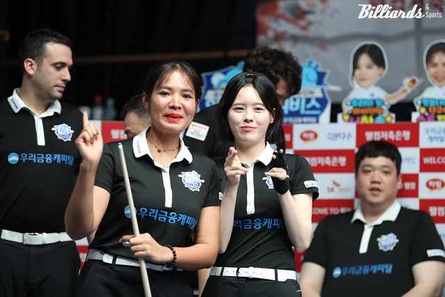 2세트 여자복식에서 승리한 우리금융캐피탈 스롱 피아비(왼쪽)와 서한솔.&nbsp;