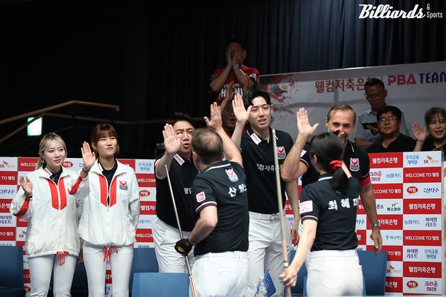 하이파이브를 하는 웰컴저축은행 선수들.&nbsp;&nbsp;사진=이용휘 기자