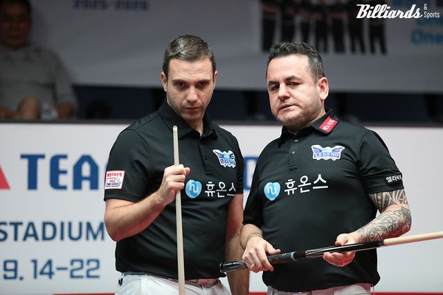 1세트에서 승리를 거둔 휴온스의 하비에르 팔라손(왼쪽)-로빈슨 모랄레스.