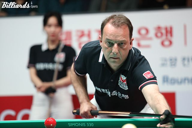 웰컴저축은행이 다니엘 산체스(사진)와 세미 사이그너 등 3쿠션 레전드들의 활약에 힘입어 3승(1패)째를 수확했다.&nbsp; 사진=고양/이용휘 기자