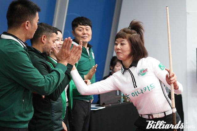 6세트 승리 후 팀원들과 기쁨을 나누고 있는 김가영(하나카드)