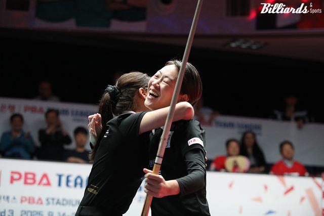 SK렌터카가 3라운드 5일 차에 웰컴저축은행을 4-2로 꺾고 승점3을 획득해 선두로 올라섰다. 사진은 2세트에서 승리한 뒤 포옹하는 SK렌터카의 히다 오리에(오른쪽)와 조예은.&nbsp; 사진=고양/이용휘 기자