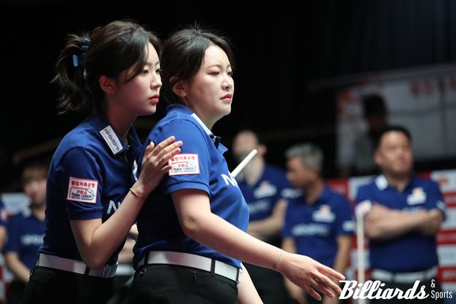 2세트에 호흡을 맞춘 NH농협카드의 김민아와 정수빈.