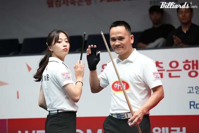 4세트 혼합복식을 승리한 하림의 정보윤과 쩐득민.