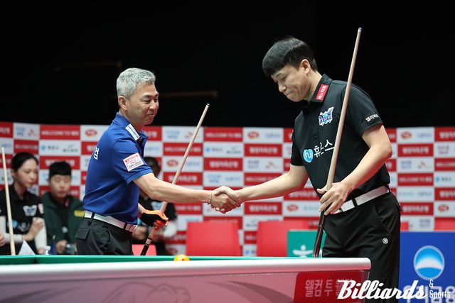 마민껌(NH농협카드)과 최성원(휴온스)이 뱅킹 전 악수를 나누고 있다.