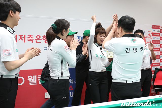 팀원들과 구단 관계자들의 축하에 춤으로 화답한 김가영.