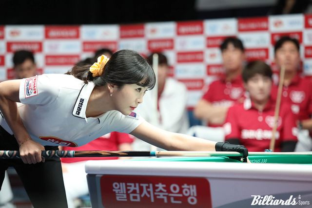 김상아는 2세트 여자복식에서 5점을 득점하며 활약했다.