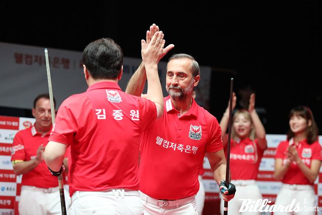 웰컴저축은행이 휴온스를 세트스코어 4-0으로 꺾고 승점 3을 추가했다. 1세트 승리를 자축하는 세미 사이그너와 김종원.&nbsp; 사진=이용휘 기자