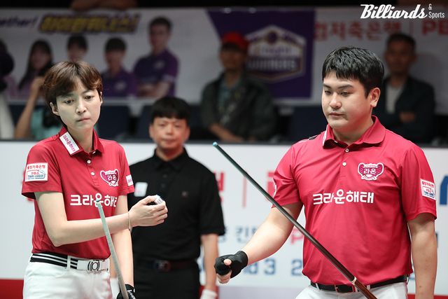 4세트를 승리한 크라운해태 임정숙-오태준.