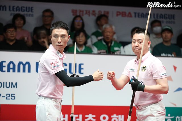 1세트를 승리한 에스와이 최원준1-서현민.&nbsp;사진=이용휘 기자