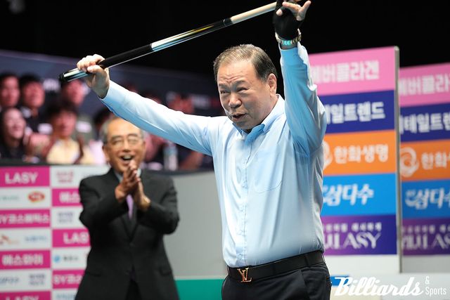 시타 성공 후 두 팔을 번쩍 든 에스와이의 홍성균 부회장.