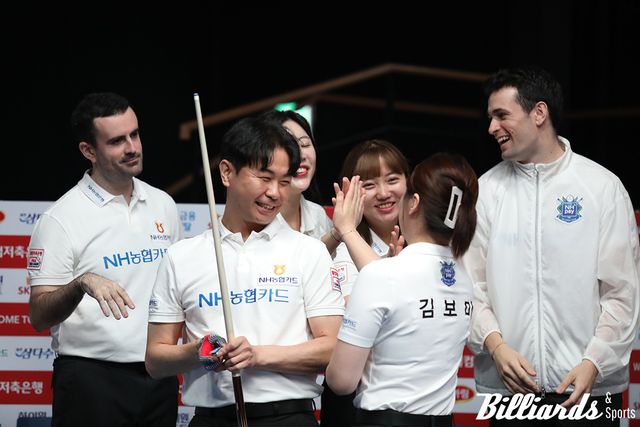 4세트 혼합복식에서 승리한 김현우1-김보미가 팀원들과 기쁨을 나누고 있다. 사진=이용휘 기자