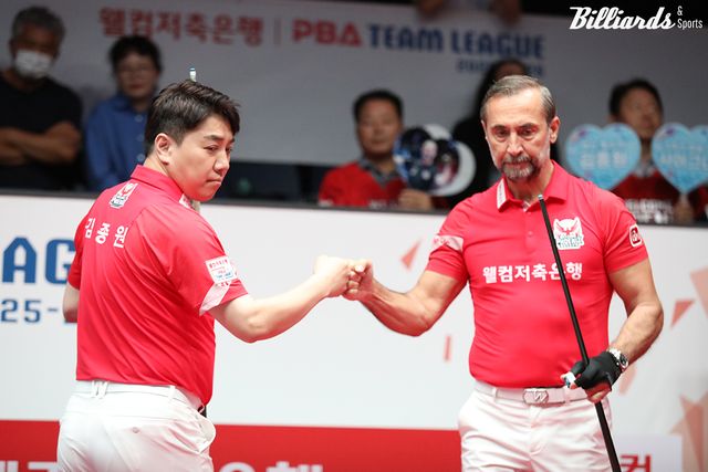 1세트를 승리한 웰컴저축은행 세미 사이그너(오른쪽)와 김종원.