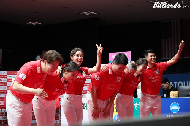 승리 후 퇴장 전에 관중들에게 인사하는 SK렌터카 선수들.