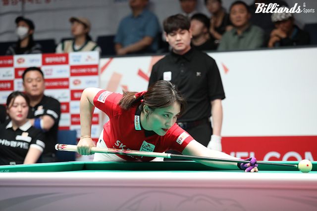 SK렌터카가 팀리그 3라운드 7일 차 경기에서 2위 NH농협카드의 도전을 4-2로 잠재우며 1위 자리를 굳게 지켰다. 사진은 이날 4세트와 6세트를 승리한 SK렌터카 강지은.&nbsp; 사진=고양/이용휘 기자