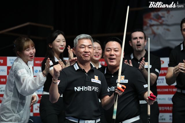 1세트를 승리한 NH농협카드 마민껌(왼쪽)과 조재호.