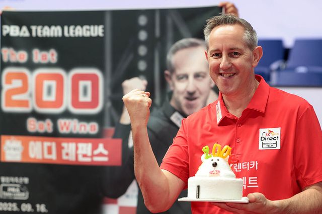 3라운드에 처음으로 세트 200 승리를 가장 먼저 기록한 에디 레펀스가 기념 사진을 찍고 있다.