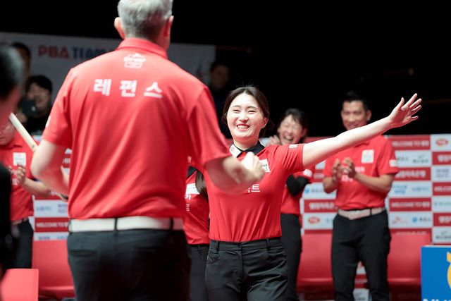 에디 레펀스가 7세트에서 승리하자 한달음에 달려나오고 있는 강지은