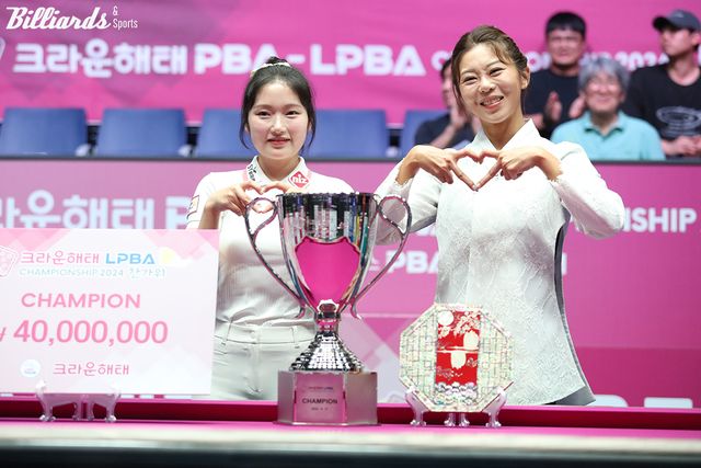 지난 시즌 '크라운해태 챔피언십 한가위' 여자부 LPBA 투어 우승자 김가영(오른쪽)과 한지은(왼쪽).