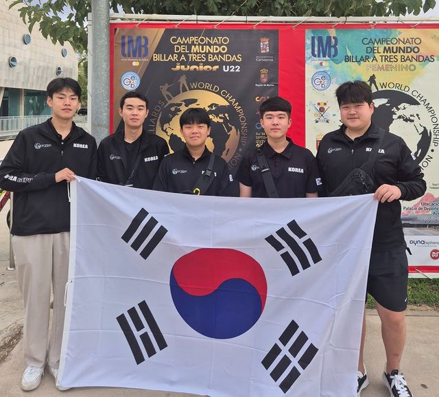 스페인 무르시아 대회장에 도착한 한국 국가대표 선수단. 왼쪽부터 이규승, 정상욱, 김현우, 김도현, 손준혁. 사진=대한당구연맹 제공