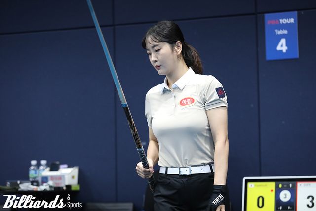 김상아가 히가시우치 나쓰미를 꺾고 16강에 올랐다.