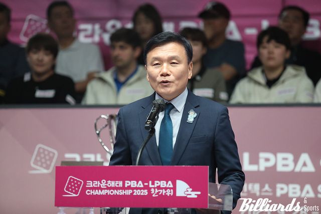 환영사를 하는 크라운해태의 기종표 단장