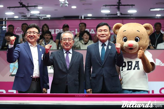 왼쪽부터 프로당구협회 장상진 부총재, 김영수 총재, 크라운해태 기종표 단장.