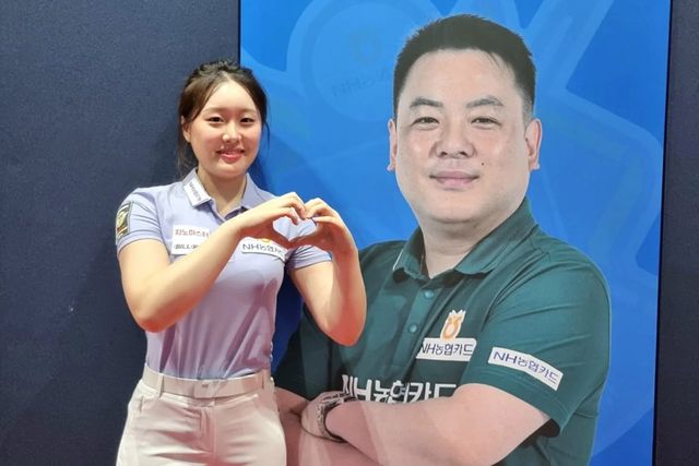 NH농협카드의 주장 조재호 사진 앞에서 포즈를 취한 김보미. 김보미는 32강에서 애버리지 1.500을 기록하며 16강에 진출했다.&nbsp;