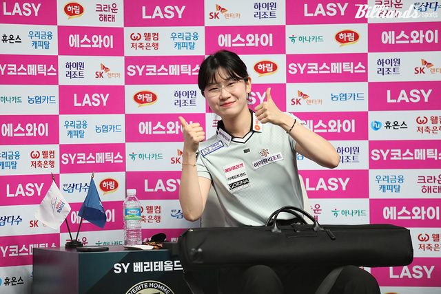 32강전 승리 후 카메라를 보고 엄지를 치켜든 이미래.