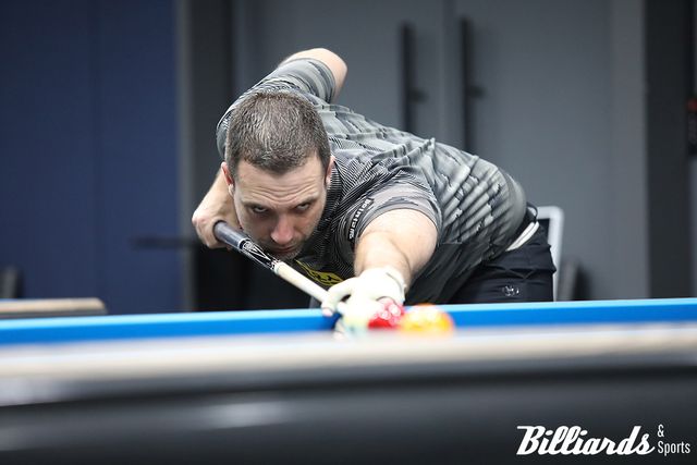 32깅에서 응우옌프엉린을 꺾고 16강 진출을 확정한 하비에르 팔라손