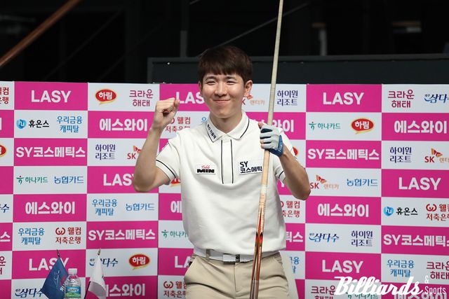 이충복을 꺾고 8강 진출을 확정한 모리 유스케가 기뻐하고 있다.