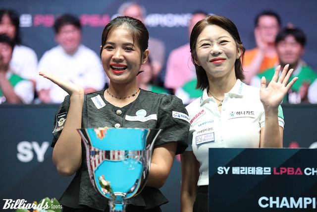 시상식에서 활짝 웃는 스롱(왼쪽)과 김가영.