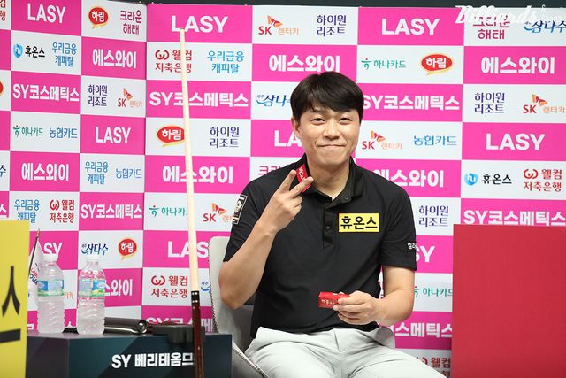 전날 16강전에서 승리하고 브이 세리머니를 하는 최성원.