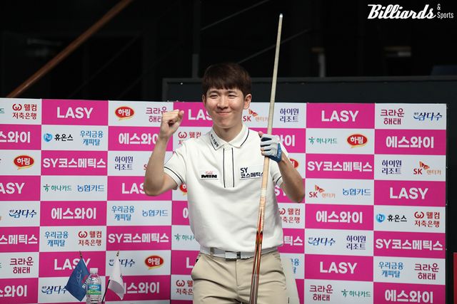 16강전에서 승리한 후 두 팔을 들고 기뻐하는 모리.