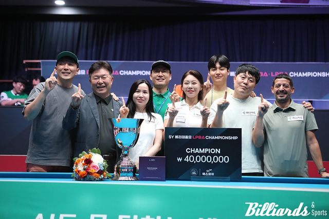 하나카드 하나페이 동료 및 구단 관계자와 기념 사진을 찍고 있는 김가영