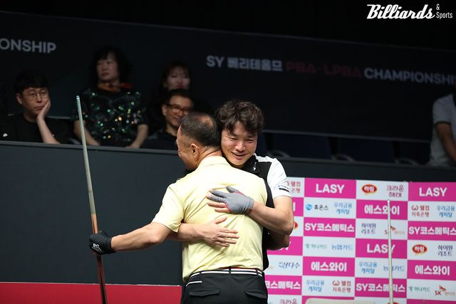 경기 후 이승진의 승리를 축하하는 강민구.