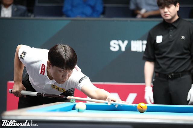 최성원은 2세트부터 뱅크 샷 득점 퍼레이드를 펼치며 세트스코어 3-1로 역전했다.