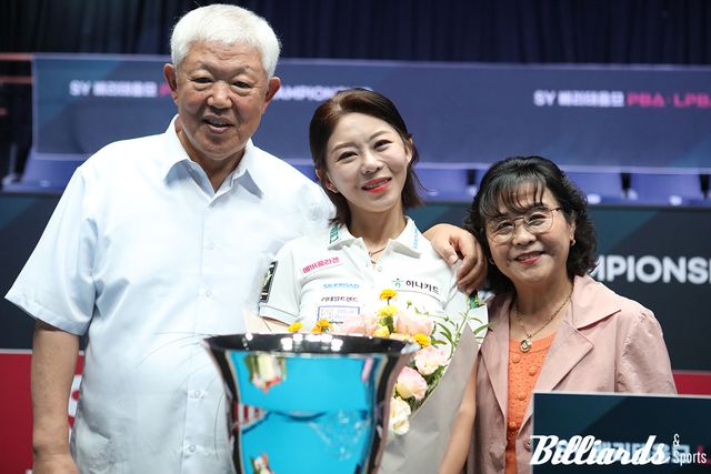 부모님과 포즈를 취한 김가영