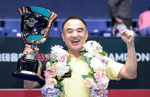 이승진이 시상식 후 트로피를 들고 기념 촬영 하고 있다.