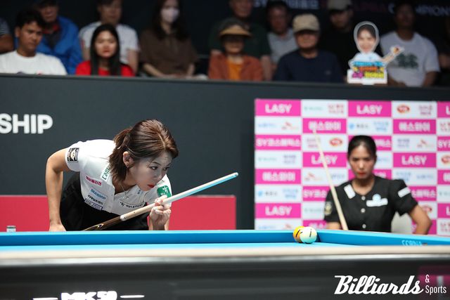 김가영이 결승에서 스롱 피아비와 대결하고 있다.