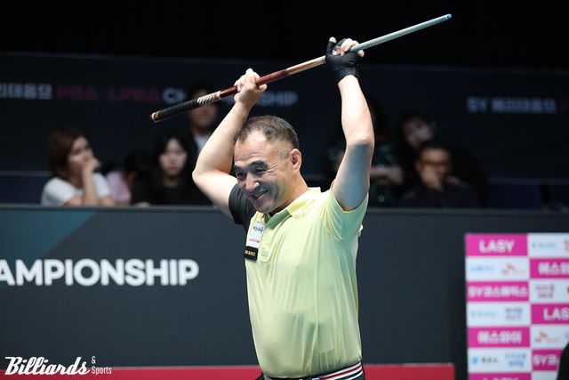 베테랑 이승진(55)이 프로당구 PBA 투어에서 처음 결승 진출에 성공했다. 준결승전 승리 순간에 큐를 들고 기뻐하는 이승진.&nbsp; 사진=고양/이용휘 기자