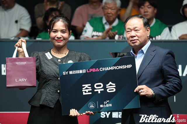 준우승을 차지한 스롱 피아비와 에스와이의 홍성균 부회장. 사진=고양/이용휘 기자