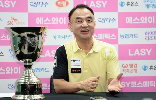 우승 후 프레스룸에서 기자들과 인터뷰를 하는 이승진.